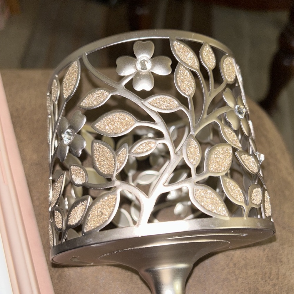 Bath and Body Works DOGWOOD PEDESTAL
3-Wick Candle Holder - Picture 2 of 7